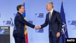 Prim-ministrul moldovean Dorin Recean și secretarul general al NATO, Jens Stoltenberg, în timpul conferinței de presă de la Bruxelles. 