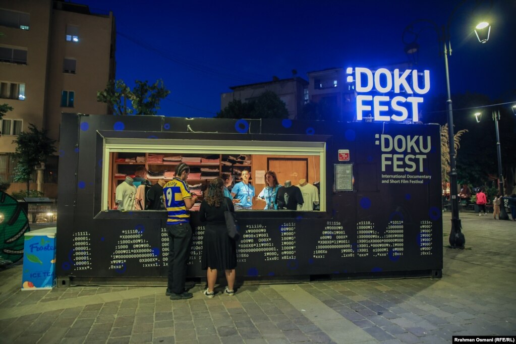 Në këtë festival, që çdo vit gjallëron Prizrenin, shfaqen rreth 230 filma në tetë kinema, shumica e të cilave janë në ambient të hapur.&nbsp; &nbsp;
