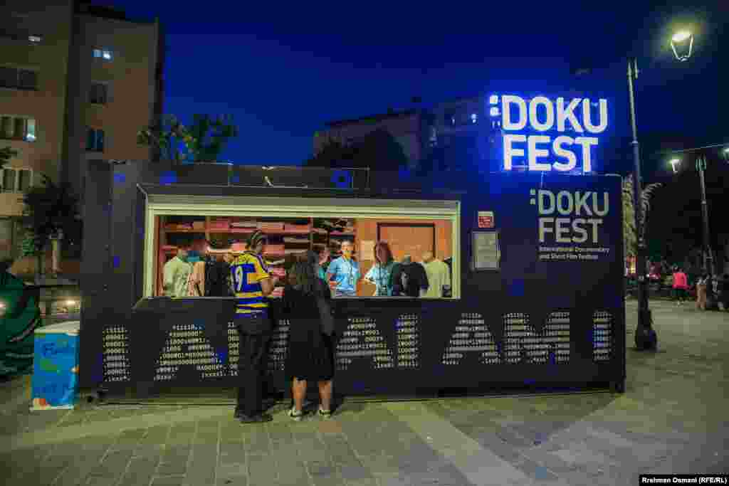 Na ovom festivalu, koji svake godine oživljava Prizren, prikazuje se oko 230 filmova u osam bioskopa, od kojih je većina na otvorenom.