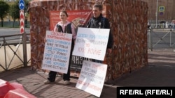 Активисты Виталий Иоффе и Марина Загороднева на пикете 