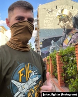 «Джус» на фоне мурала «Призрака Киева». Архивное фото