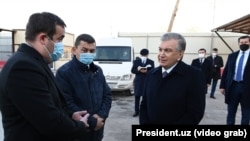 Хабибула Абдуқадыр (сол жақтағы екінші) Өзбекстан президенті Шавкат Мирзияевпен (ортада) бірге "Ташкент-Сити" құрылыс алаңында жүр. Мемлекеттік арнада көрсетілген видеодан алынған кадр