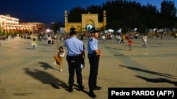 Қашғар қаласында көшедегі халықты бақылап тұрған Қытай полициясы. Шыңжаң өлкесі, 15 шілде, 2023 жыл.