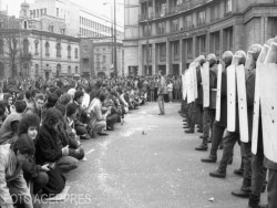 Imagine din 21 decembrie 1989 cu tineri care manifestau împotriva regimului ceaușist la Piața Romană din București.