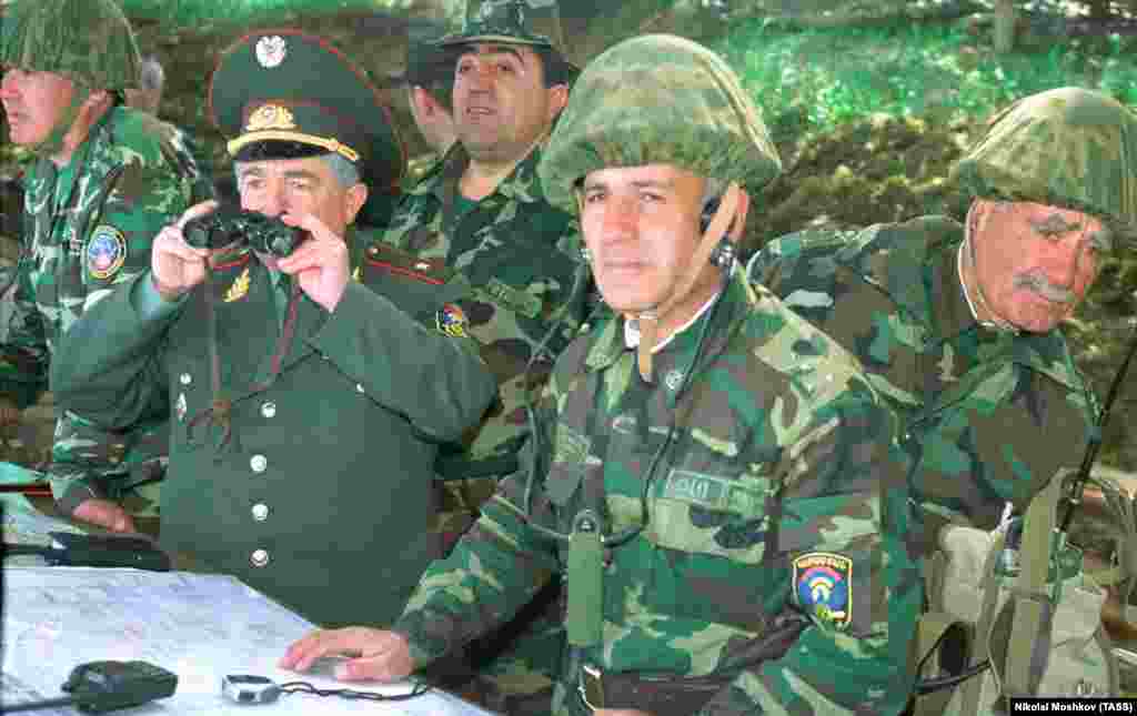 Ofițeri armeni supraveghează un exercițiu militar OTSC în regiunea Ninji Novgorod din Rusia, în 2002. OTSC este o alianță militară formată din mai multe foste republici sovietice care este văzută pe larg ca o variantă rusească a NATO. Cel puțin în documente, alianța este unită de clauza &bdquo;un atac asupra unuia este un atac asupra tuturor&rdquo;, prevăzută și la articolul 5 din Tratatul NATO. &nbsp;