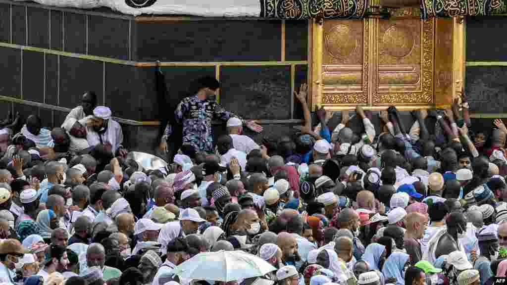Zarándokok a Kábánál, a mekkai nagymecset belső udvarán található szentélynél június 18-án.&nbsp;A haddzs egyik állomása a taváf, a Kába szentélyének körbejárása&nbsp;megszakítás nélkül hétszer,&nbsp;folyamatosan imádkozva.&nbsp;Szaúd-Arábia szerint idén mintegy 1,8 millióan vettek részt a zarándoklaton