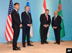 De la stânga la dreapta: ministrul de externe al Kârgâzstanului, Cingiz Aidarbekov, ministrul de externe kazah Muhtar Tleuberdi, secretarul de Stat american Mike Pompeo și ministrul de externe uzbec, Abdulaziz Kamilov, pregătiți pentru o fotografie de grup în timpul unei reuniuni a C5+1 la Tașkent, în februarie 2020.