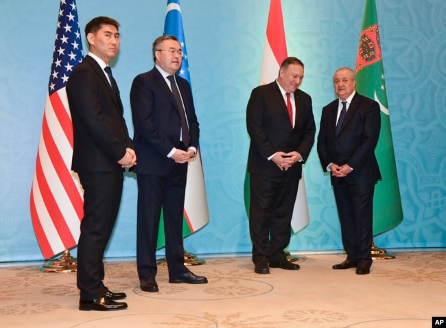 From left: Kyrgyzstan's Foreign Minister Chingiz Aidarbekov, Kazakh Foreign Minister Mukhtar Tleuberdi, U.S. Secretary of State Mike Pompeo, and Uzbek Foreign Affairs Minister Abdulaziz Kamilov wait for a group picture during a meeting of the C5+1 in Tashkent in February 2020.