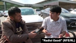 Гражданин Таджикистана Закриоло Саидов (справа) отвечает на вопросы корреспондента Радио Озоди (Таджикской редакции Радио Свобода) в аэропорту Душанбе в начале апреля