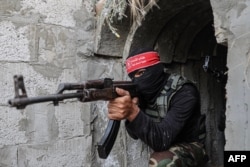 یک شبه‌نظامی فلسطینی در تونل‌های غزه