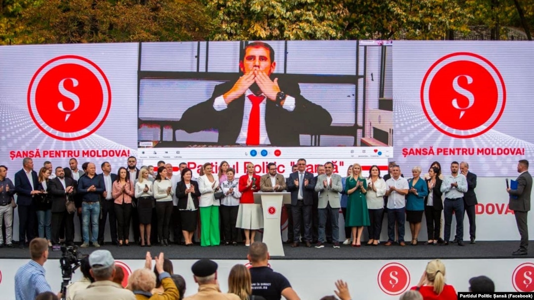 Una din manifestațiile electorale ale partidului Șansă la Orhei. Pe ecran, în fundal, Ilan Șor