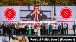 Una din manifestațiile electorale ale partidului Șansă la Orhei. Pe ecran, în fundal, Ilan Șor