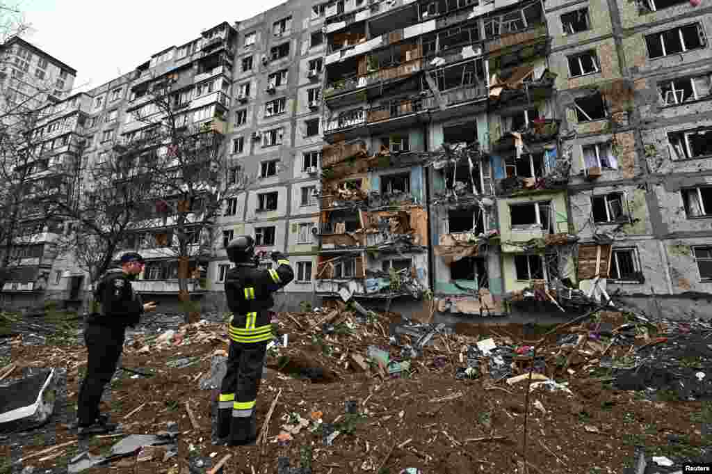 Поліцейські та співробітники ДСНС фіксують пошкодження багатоповерхівки. Російська ракета влучила біля цього будинку у житловому кварталі. Запоріжжя, 22 березня 2024 року