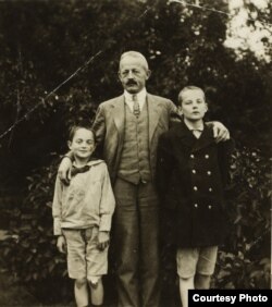 Кристиан (справа) со своим отцом и братом Августом (Ауде). (Частное собрание)