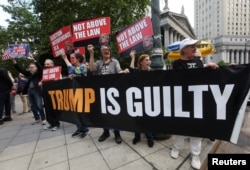 Демонстрація біля Мангеттенського кримінального суду після вироку колишньому президенту США Дональду Трампу. 30 травня 2024 року