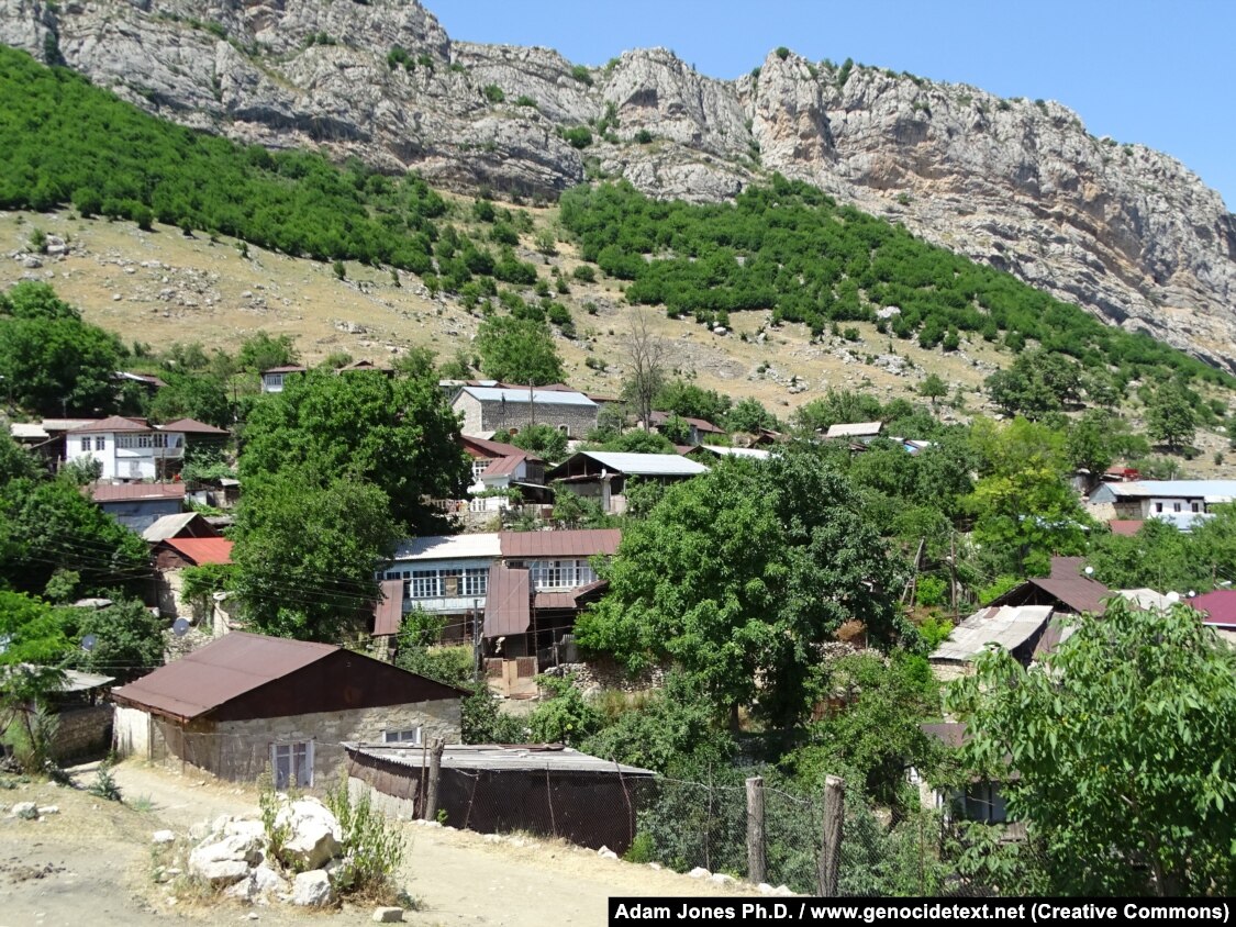 Një pamje e Dasaltit/Karintakut, e bërë prej profesorit dhe fotografit kanadez, Adam Jones, i cili ka ecur nëpër fshat në qershor të vitit 2015, sa ka qenë duke eksploruar bazën e shkëmbinjve në Susa/Shushi.