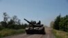 Трофейні російські танки Т-72 і Т-80 на озброєнні ЗСУ поблизу Бахмута Донецької області, 19 червня 2023 року