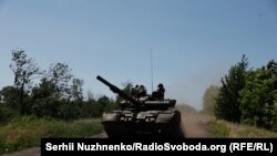 Трофейні російські танки Т-72 і Т-80 ЗСУ допомагають ЗСУ просуватися під Бахмутом, Донецька області, 19 червня 2023 року