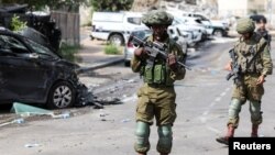 Ізраїльські солдати патрулюють біля поліцейської дільниці, яка була місцем бою після масового проникнення бойовиків «Хамасу» зі Смуги Гази, у Сдероті на півдні Ізраїлю, 8 жовтня 2023 року