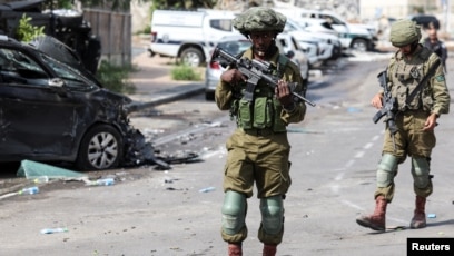 Israel-Gaza conflict: Israeli soldiers battle Hamas on second day