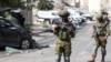 Израильские солдаты патрулируют город Сдерот возле полицейского участка, который был местом боя после вторжения боевиков «Хамас» 7 октября