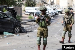 Израильские солдаты возле освобожденного полицейского участка в Сдероте, который ранее был захвачен боевиками ХАМАС. 8 октября 2023 года