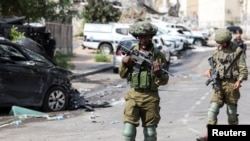 Израильские солдаты патрулируют окрестности полицейского участка, который стал местом боя после массового проникновения боевиков ХАМАС из сектора Газа. Город Сдерот на юге Израиля, 8 октября 2023 года