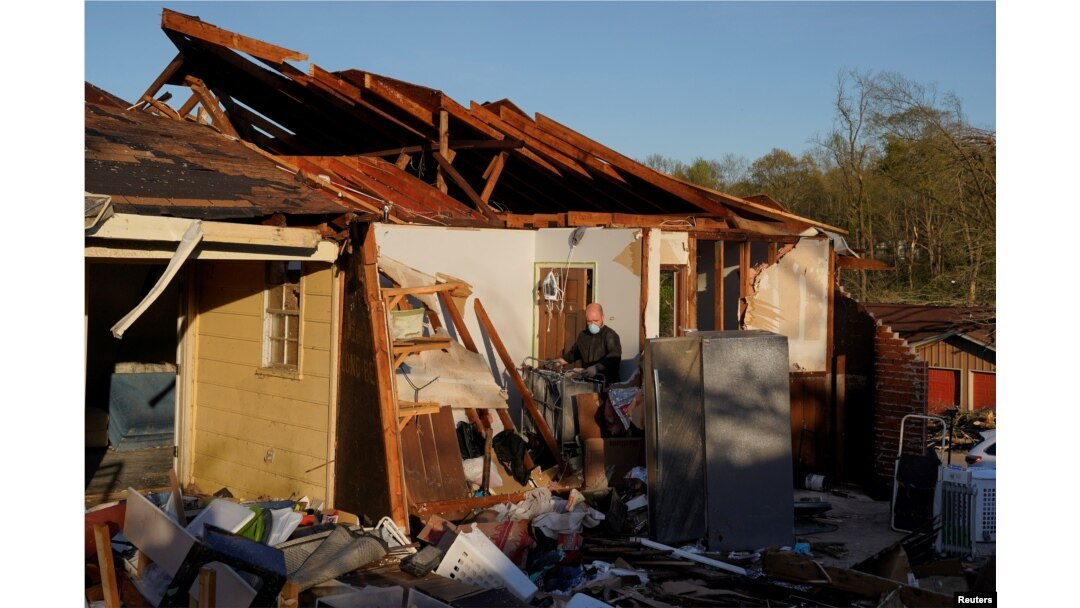 Preotul Patrick Friend ajută la recuperarea bunurile nedistruse de tornadă în casa unor prieteni. Little Rock, Arkansas/ SUA i aprilie 2023.