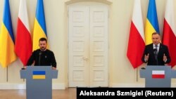 Президент України Володимир Зеленський і президент Польщі Анджей Дуда (праворуч). Варшава, 5 квітня 2023 року