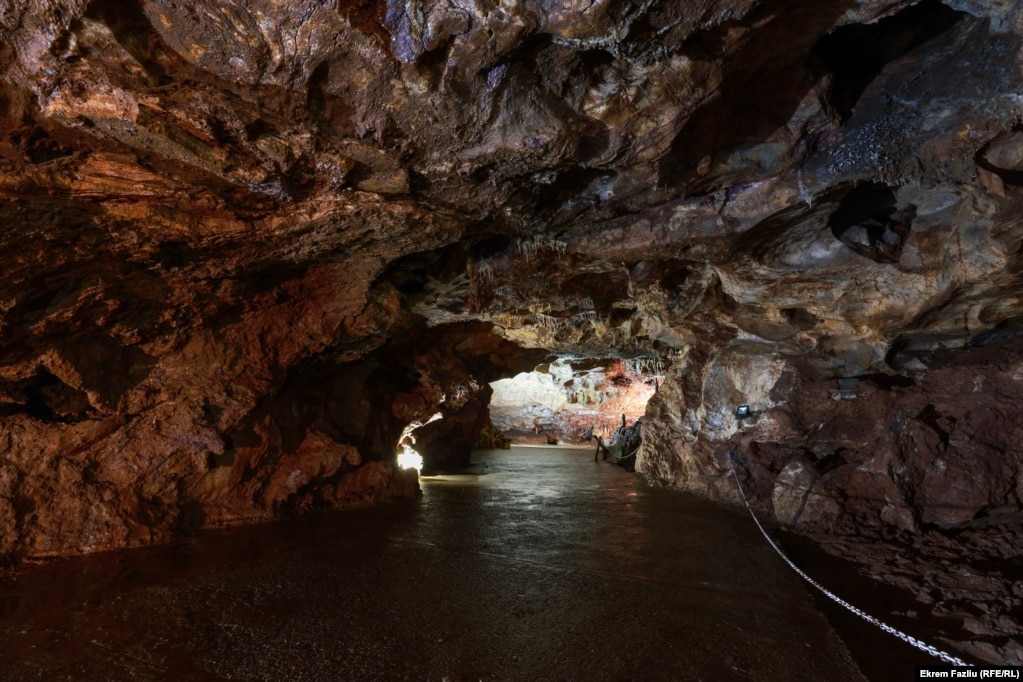 Shpella është e gjatë më shumë se 1.200 metra, mirëpo për vizitorët janë të mundshme vetëm 800 metra, meqë pjesa tjetër është ende e pakalueshme.  