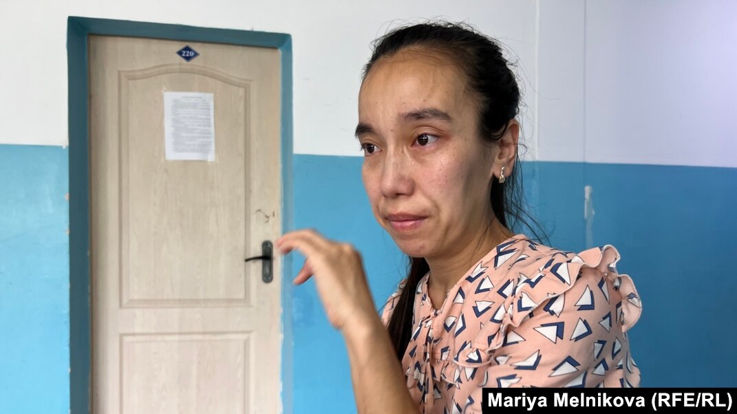 Тампон қынаптан шығып тұр