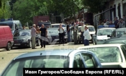 Главният секретар на МВР Бойко Борисов (с черната тениска) се появява пред ресторант-градина "Славия", малко след убийството на Милчо Бонев и още петима души, 30 юли 2004 г.