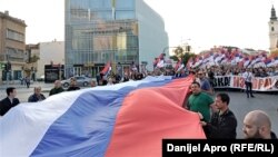 Demonstranti drže veliku srpsku zastavu tokom protesta u Novom Sadu, 22. april 2023.
