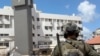 Izraelski vojnik ispred bolnice Al Shifa u gradu Gazi, 25. marta 2024.