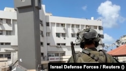 Izraelski vojnik ispred bolnice Al Shifa u gradu Gazi, 25. marta 2024.