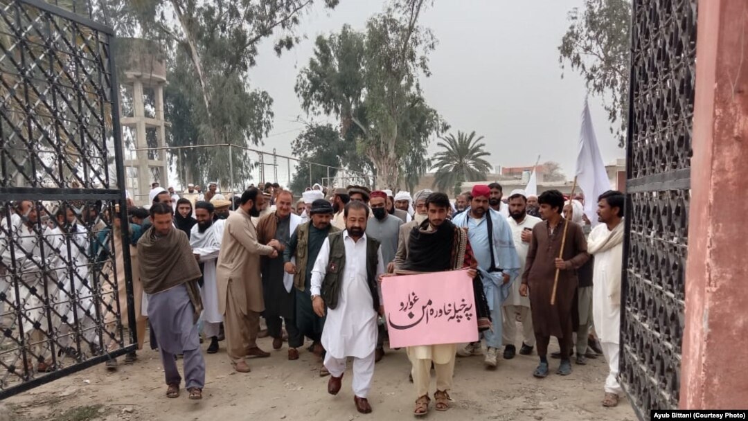 د ټانک اوسېدونکو د مارچ پر ۱۰مه په ښار کې لاریون وکړ او بیا یې د پوځي ودانۍ مخې ته پرلت وواهه.
