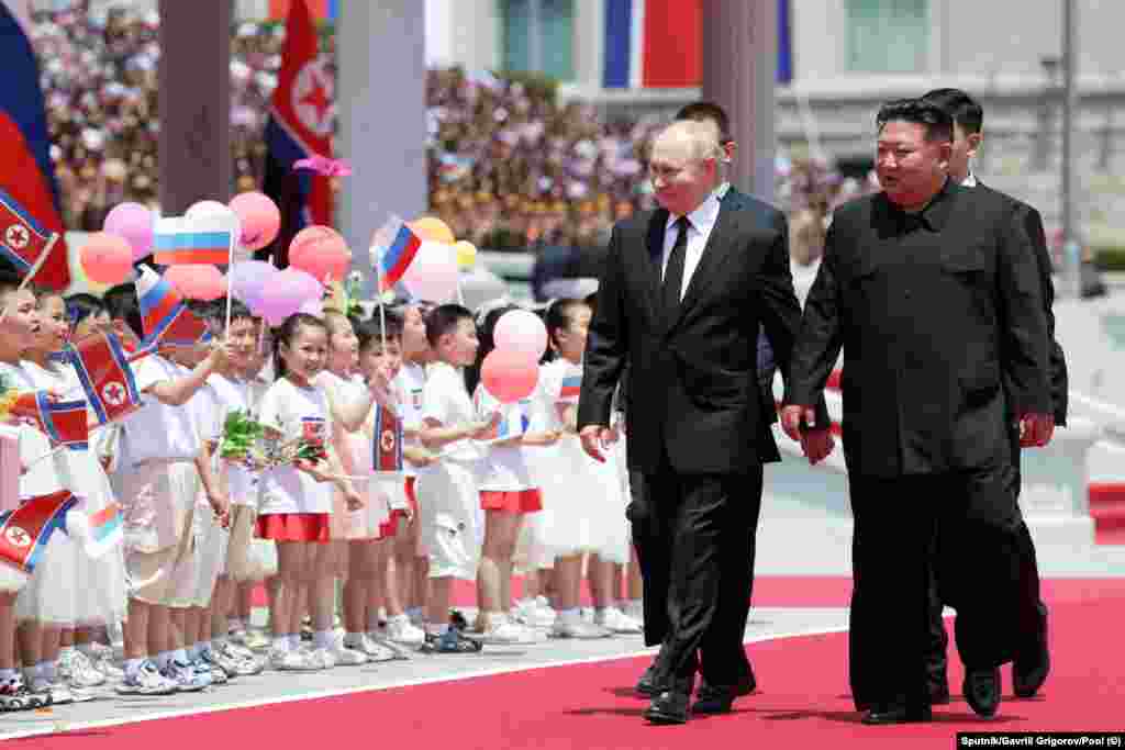 Autoritățile comuniste nord-coreene au adus la primirea oficială a președintelui rus pe covorul roșu inclusiv un grup de copii.