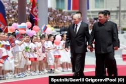 Президент России Владимир Путин и лидер Северной Кореи Ким Чен Ын на официальной церемонии встречи на площади Ким Ир Сена в Пхеньяне, 19 июня 2024 года