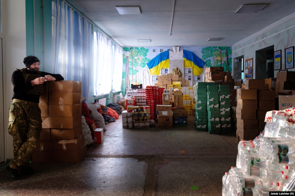 Ndihma humanitare në një klasë shkolle në Avdivk, prill 2022.