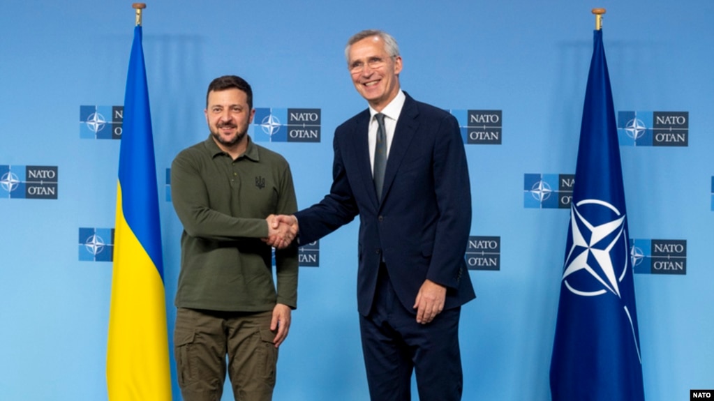 NATO Secretary-General Jens Stoltenberg (right) and Ukrainian President Volodymyr Zelenskiy (file photo) 