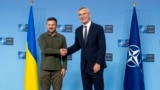 Генсек НАТО Єнс Столтенберґ вітає президента України Володимира Зеленського в штаб-квартирі альянсу в Брюсселі 27 червня 2024 року