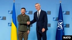 Shefi i NATO-s, Jens Stoltenberg (djathtas) e mirëpret presidentin ukrainas, Volodymyr Zelensky në zyrat e NATO-s, 27 qershor 2024.