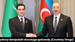 Synçylar ogly Serdaryň prezident kürsüsinde oturmagyna garamazdan, uly Berdimuhamedowyň ýurduň daşarky we içerki syýasatyny kesgitlemekde entegem esasy roly oýnaýandygyny belleýärler.