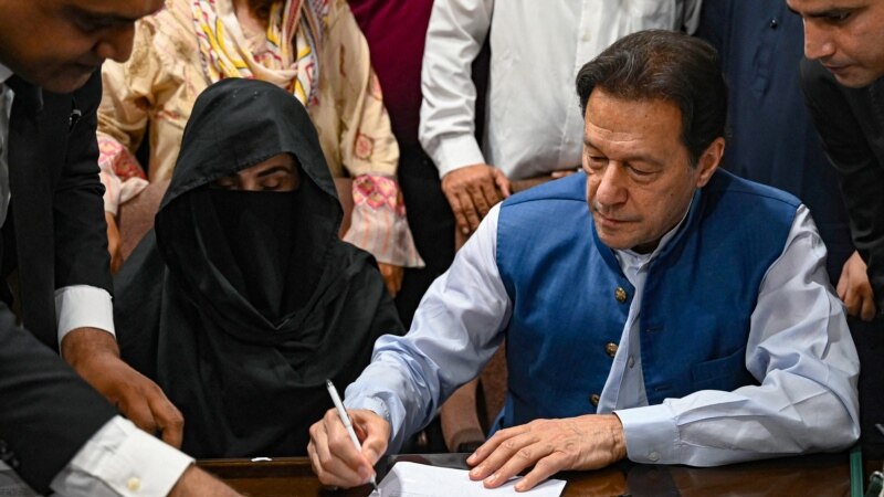 Экс-премьера Пакистана и его жену приговорили к семи годам тюрьмы за скорую свадьбу после развода