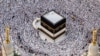 Credincioși musulmani înconjurând Kaaba, cel mai sfânt altar al Islamului, la Marea Moschee din orașul saudit Mecca, la 11 iunie 2024, când începea pelerinajul anual, hajj.&nbsp;
