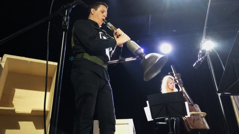 Koncert 'Zarđalog orkestra' u Novom Sadu: Jedino 'zveckanje oružjem' protiv oružja
