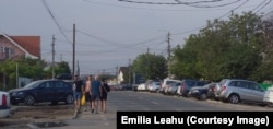 În sesizarea trimisă la primărie, Emilia Leahu a pus și poze în care se văd oameni care circulă permanent pe carosabil, în 2 Mai.