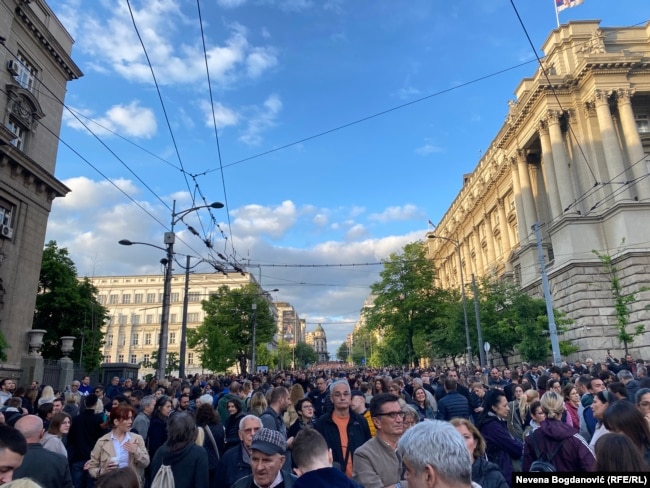 Kolona se ulicom Kneza Miloša kreće ka zgradi Vlade Srbije u Beogradu, 8. maj 2023.
