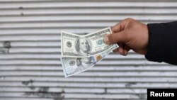 نرخ دلار در بازار آزاد ایران روز شنبه نهم اردیبهشت نسبت به دیروز هزار تومان افزایش یافت