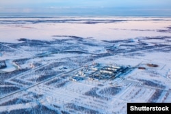 Станция перекачки нефти на нефтяном месторождении в тундре в Западной Сибири